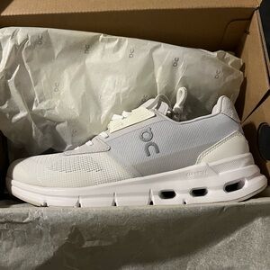 Women’s on clouds size 7.5